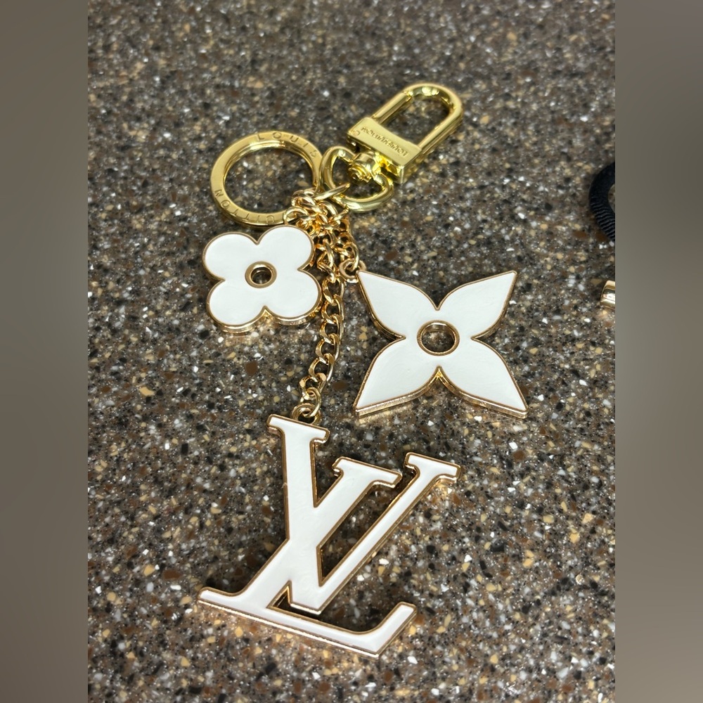Louis Vuitton Gold and white Key Holder